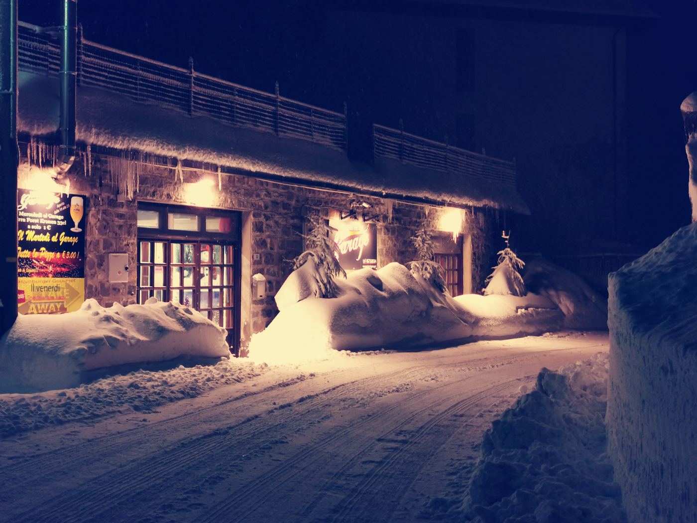 L'ingresso del Garage di notte dopo una nevicata