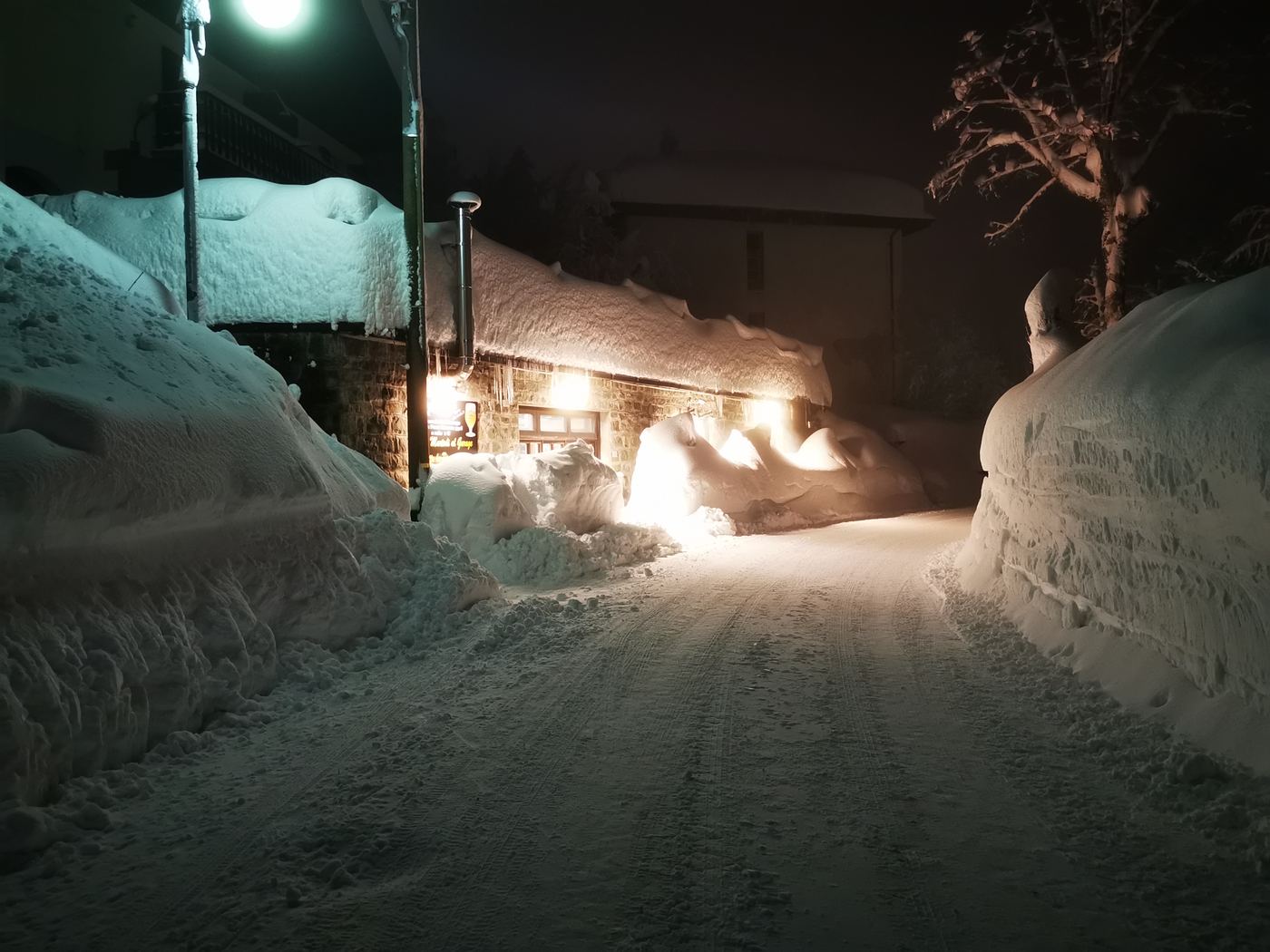 Via dell'Uccelliera innevata con le luci del Garage