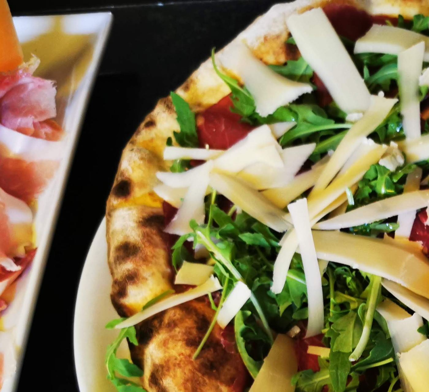 Pizza con bresaola, rucola e scaglie di grana