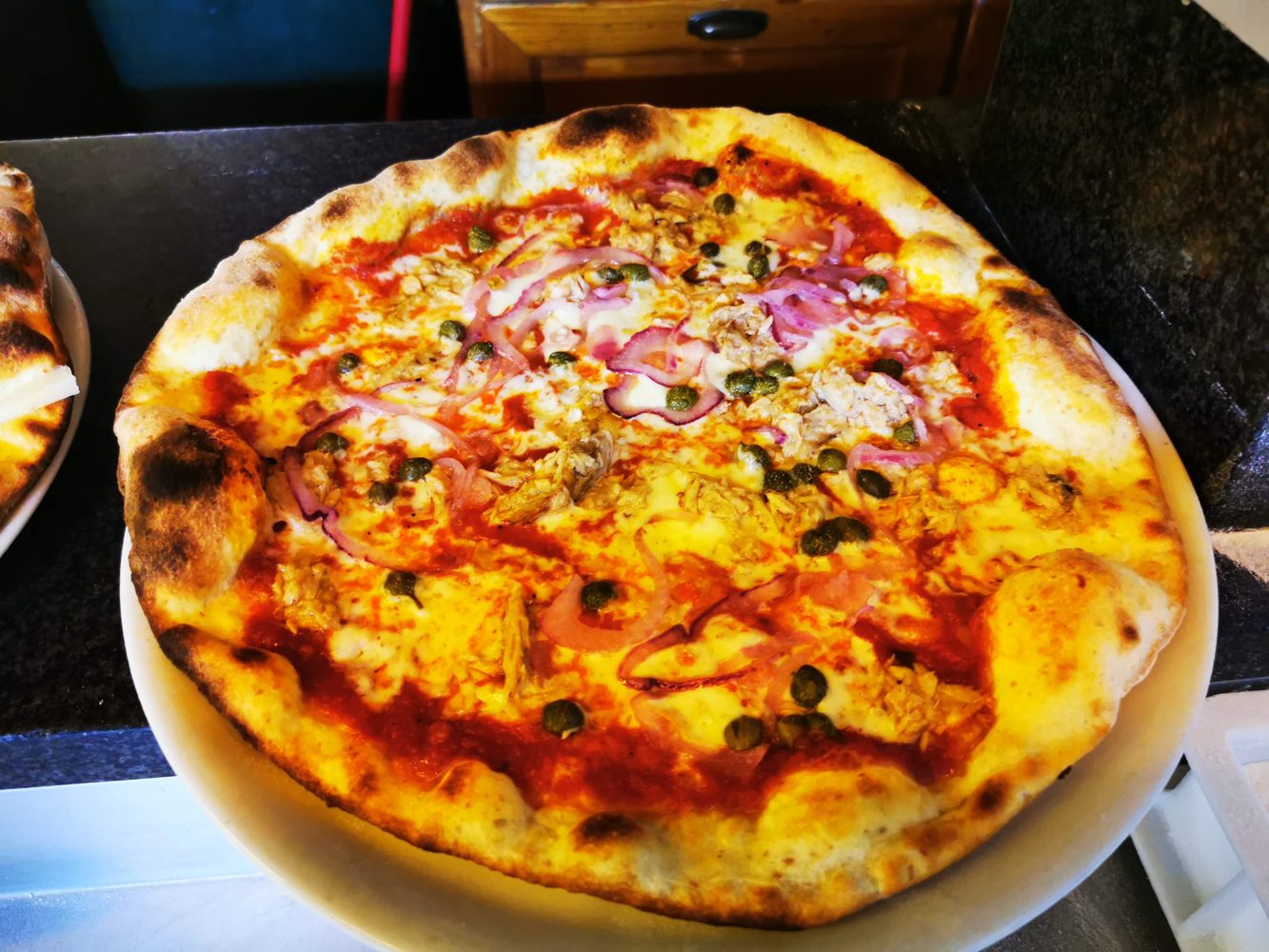 Pizza appena sfornata con bordo dorato