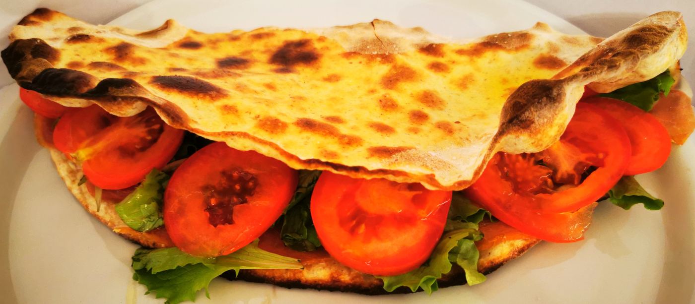 La Vela, stiaccino farcito con pomodoro e insalata